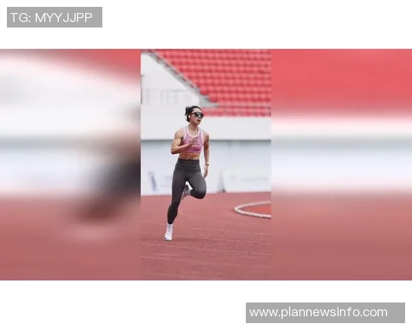 足球明星女生跑姿展现优雅与力量的完美结合 足球明星女生跑姿展现优雅与力量的完美结合