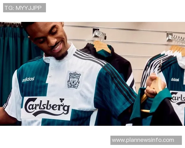 孩子渴望足球明星的球衣却遭遇阻拦引发的感人故事